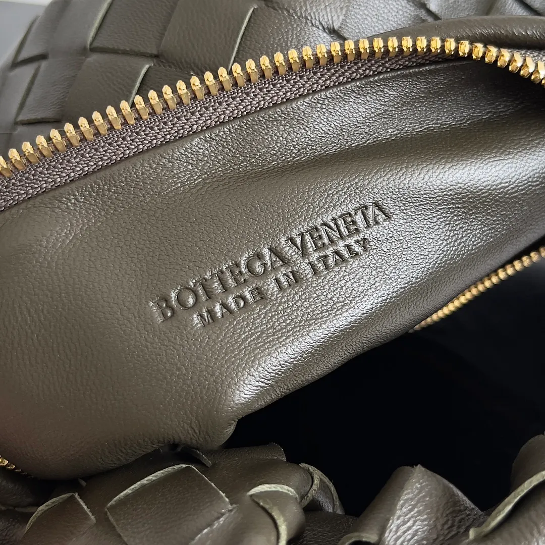 Batch 1120 Bottega veneta͙.——The latest braided and knotted hobo🔥 The top-grade lambskin leather is very soft, the bag shape is unique, practical and durable. It retains the traditional weaving elements while being a bit more flamboyant ~ Made of hand-woven sheepskin, zipper opening and closing, curved seamless structure, effortless to match. Highly recommended⚠️⚠️⚠️ The highest-end in the market🌈 Welcome to compare [Factory equipped with full package] size: 23x15x5cm.   Model: 651876
